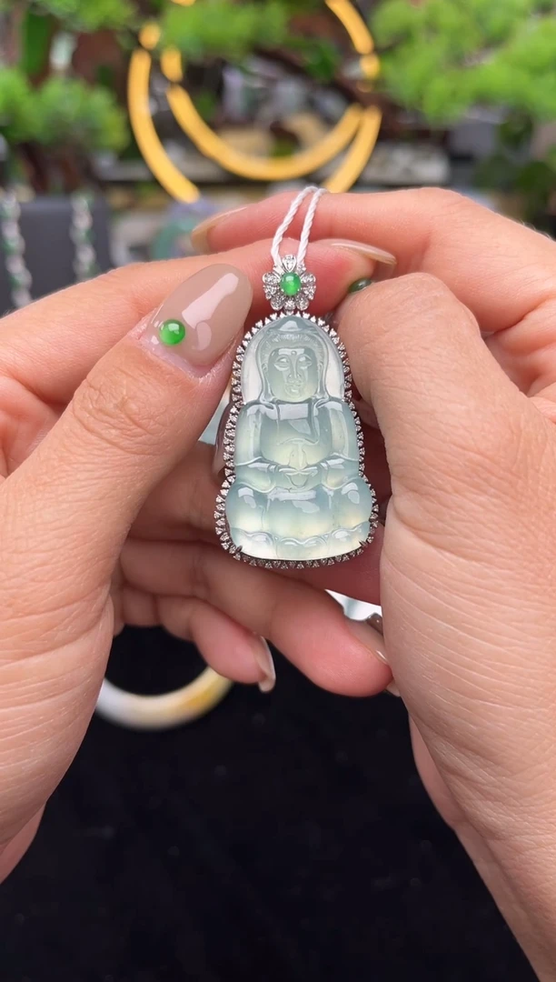 颈饰18K金镶嵌翡翠吊坠