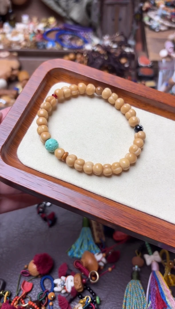 手串白玉菩提龙脊屁桃