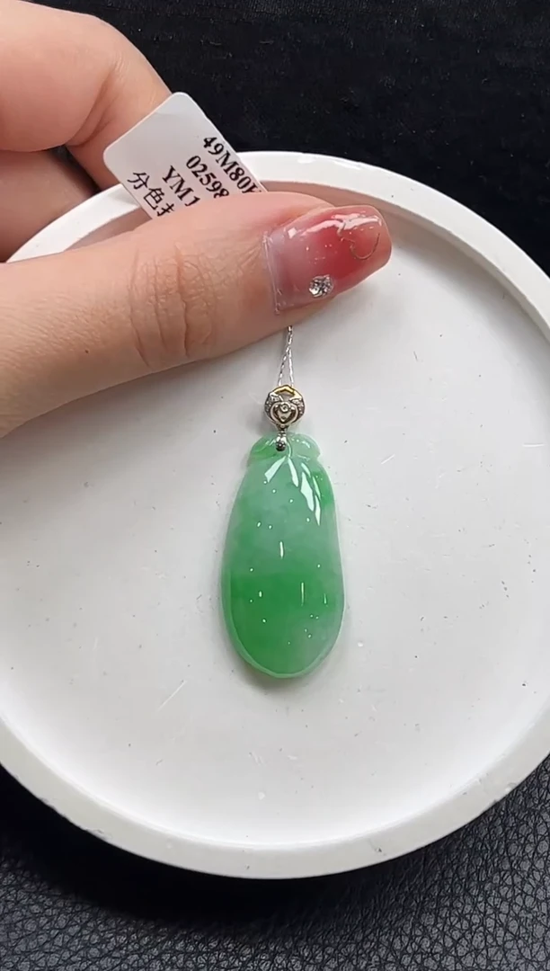 【闪购商品】翡翠颈饰18K金镶嵌福瓜
