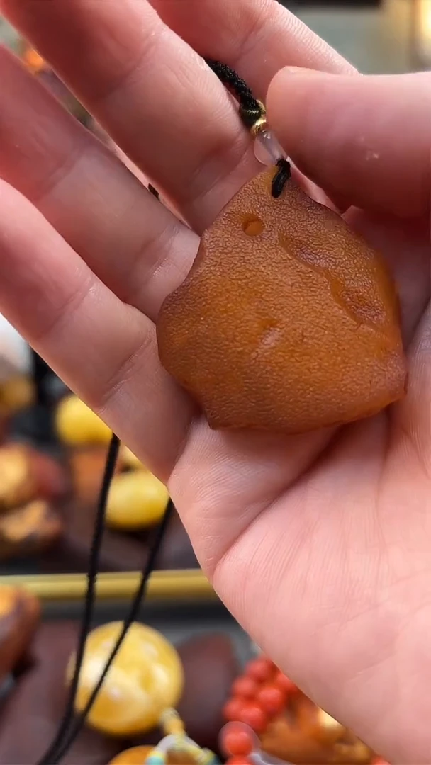 未镶嵌颈饰琥珀吊坠