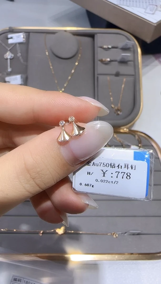 18K金镶嵌耳饰钻石美***白640