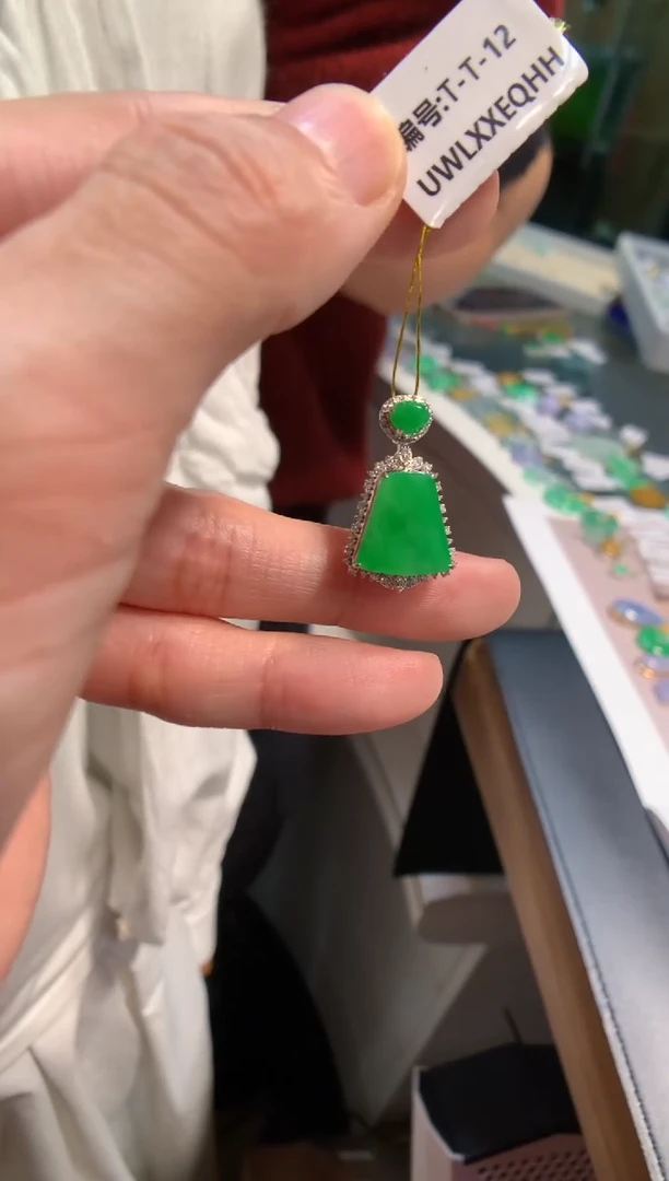 颈饰18K金镶嵌翡翠无事牌