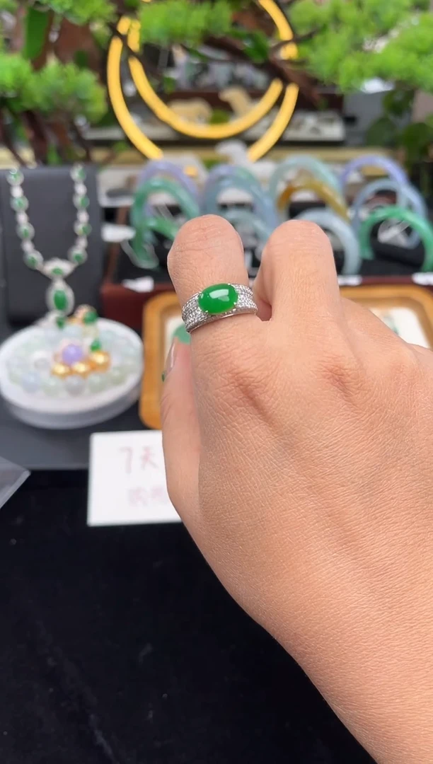 18K金镶嵌戒指翡翠戒指