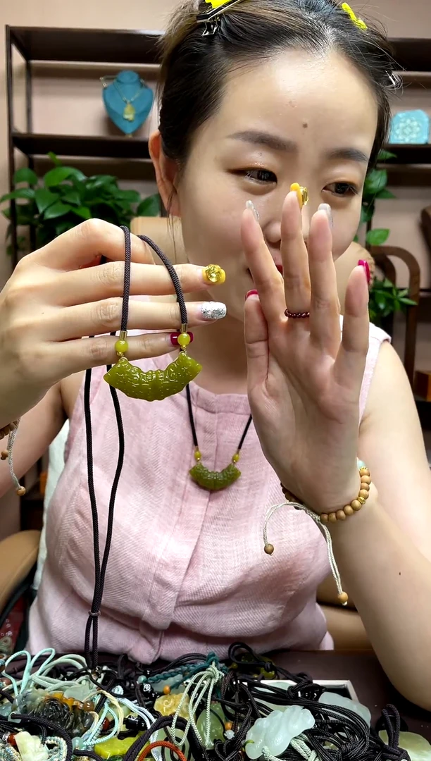 岫玉未镶嵌颈饰多样性发货发其中之一
