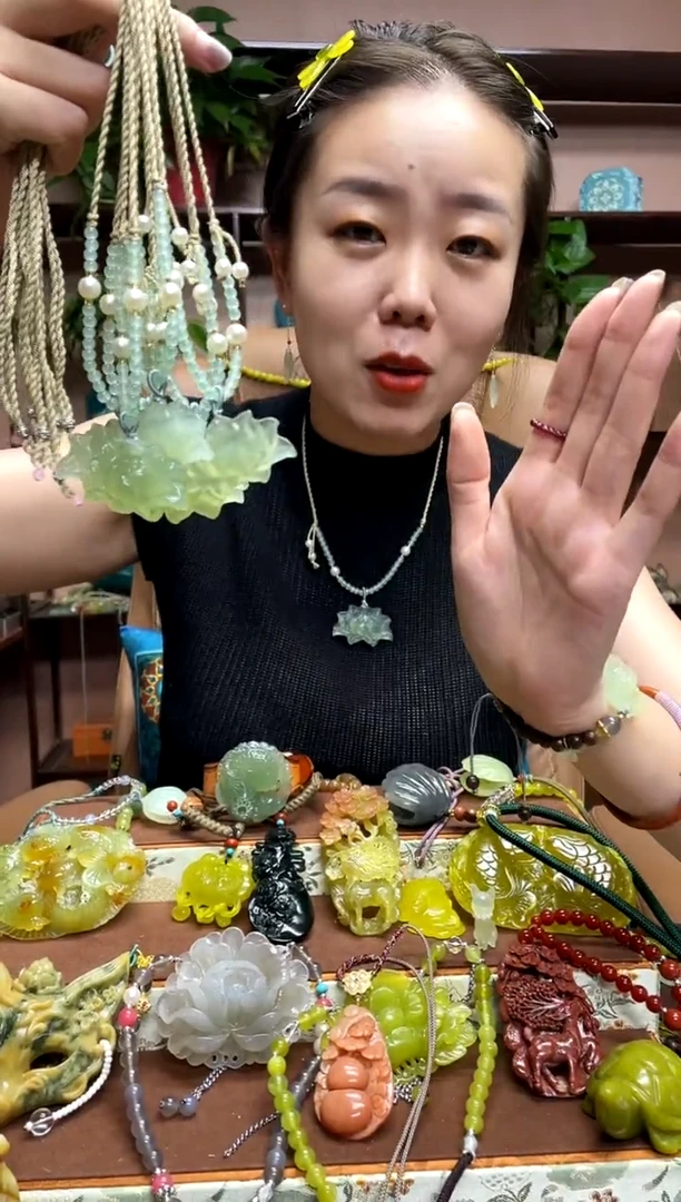 未镶嵌岫玉吊坠多样性发货发其中之一