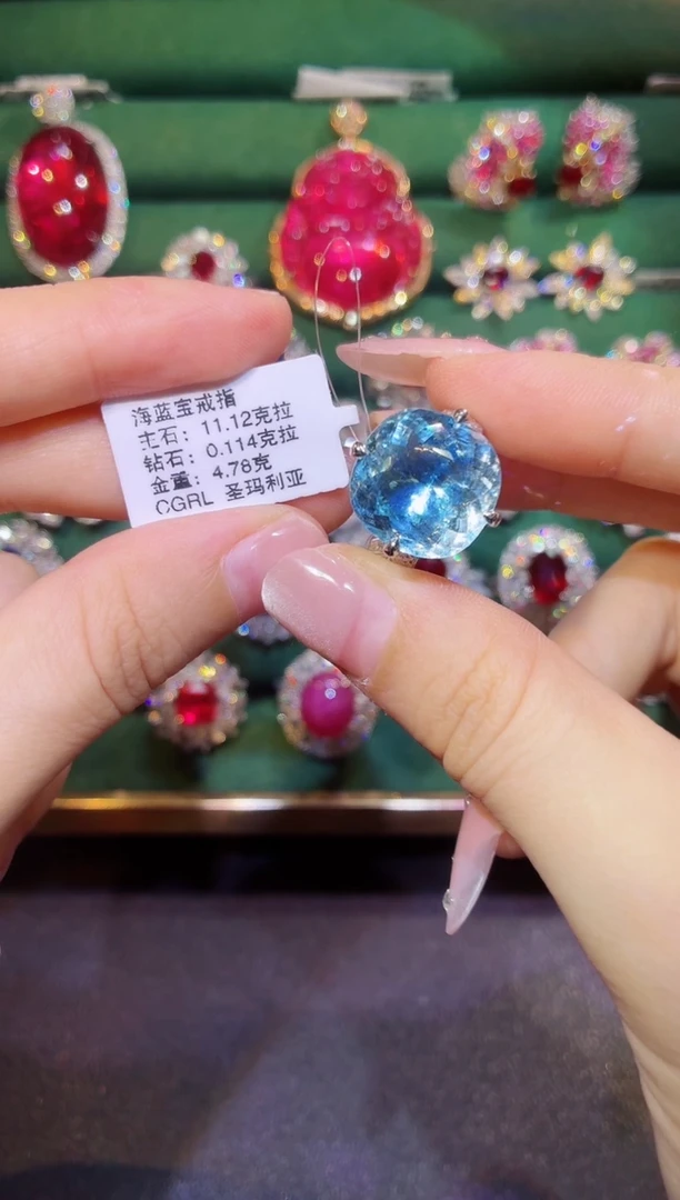 18K金镶嵌戒指绿柱石11.12克拉