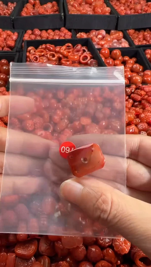 南红玛瑙未镶嵌颈饰1