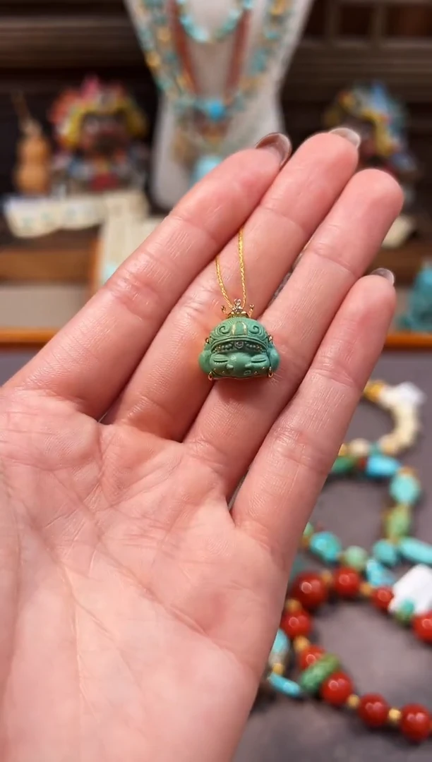 18K金镶嵌绿松石颈饰公主象吊坠