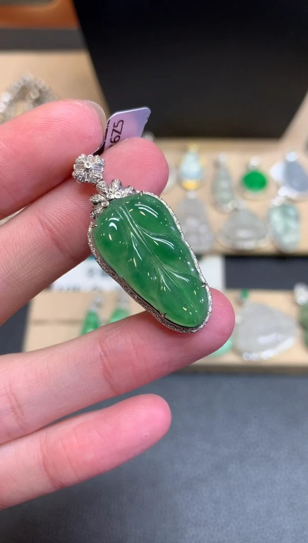 【闪购商品】翡翠颈饰18K金镶嵌叶子【无服务费】