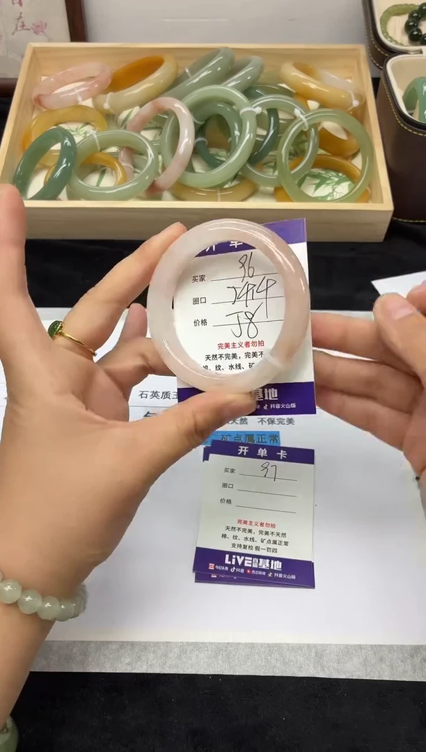 未镶嵌手镯石英质玉96