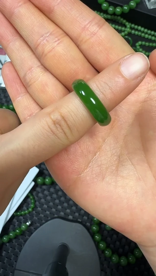 未镶嵌戒圈和田玉（碧玉）**乌兰乌德苹果绿内径17