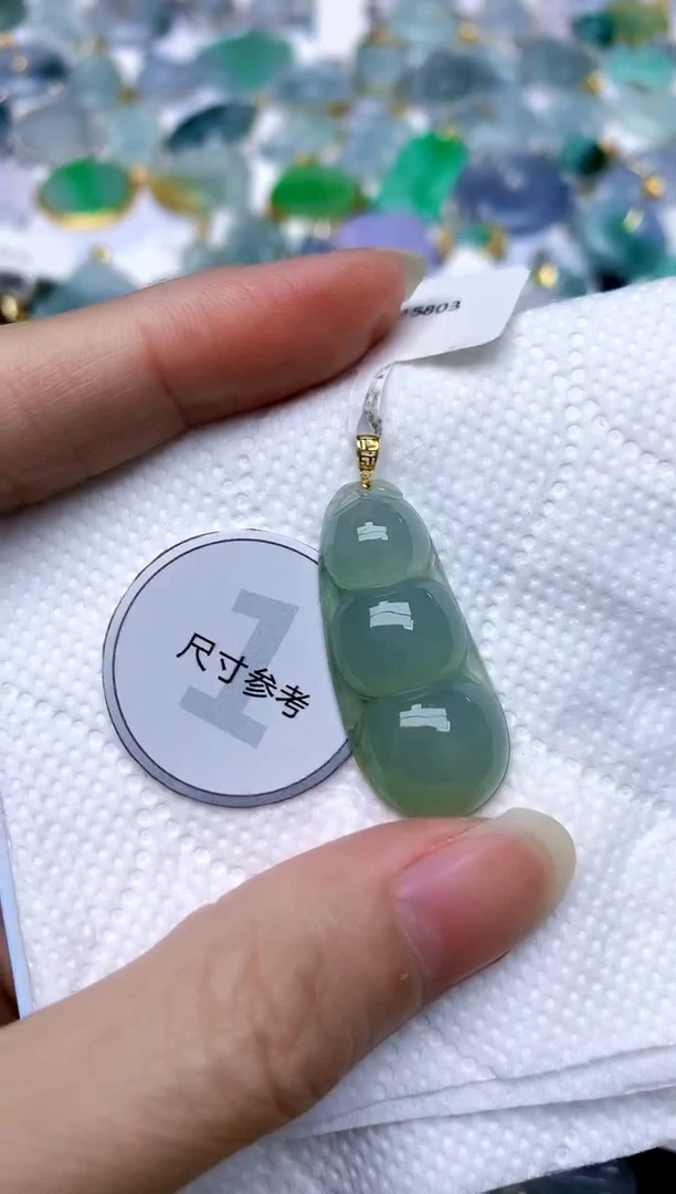 颈饰18K金镶嵌翡翠天然A货翡翠