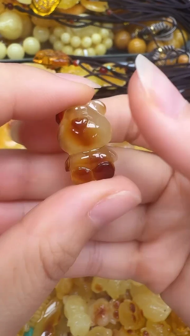 未镶嵌琥珀裸石如图