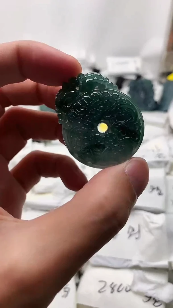 翡翠未镶嵌颈饰平安扣