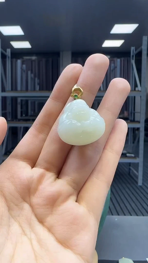 18K金镶嵌和田玉挂件1