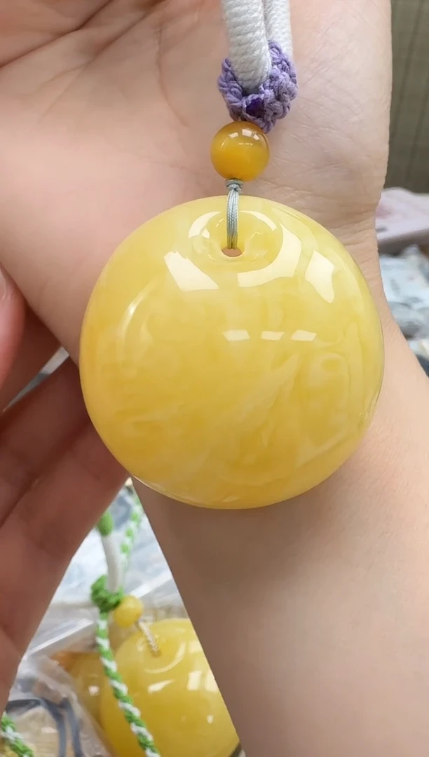 未镶嵌琥珀裸石如图