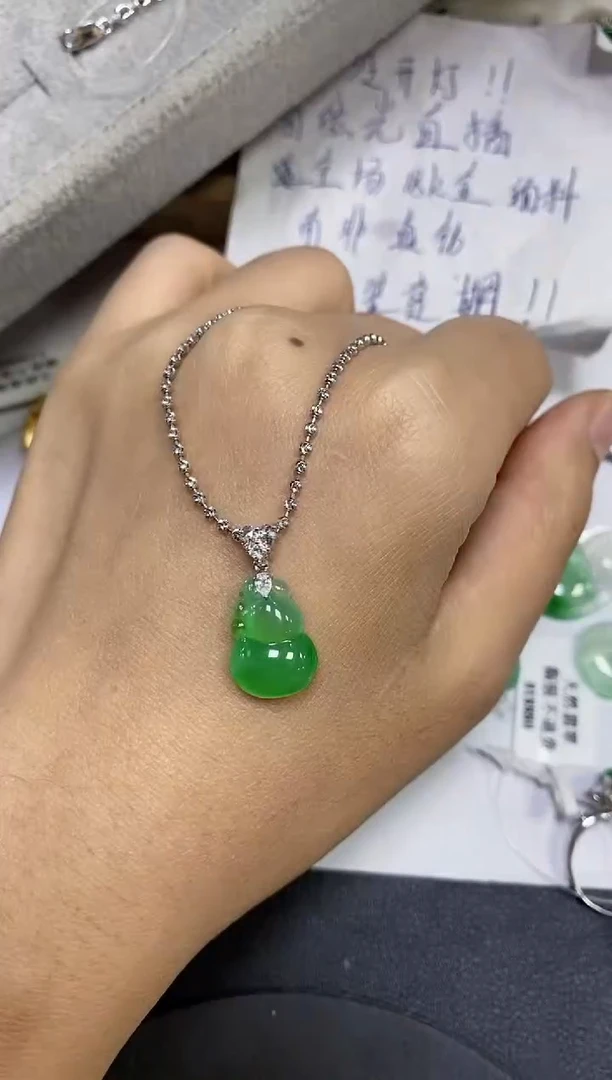 颈饰18K金镶嵌翡翠吉****⬛颈饰 18K金镶嵌 翡翠