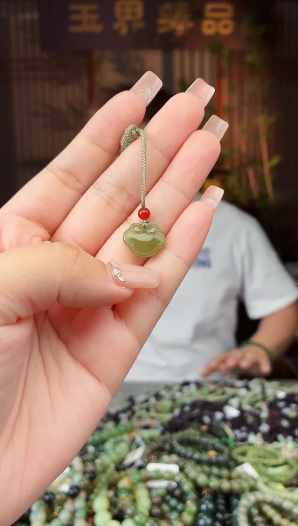 和田玉未镶嵌颈饰拍一发一