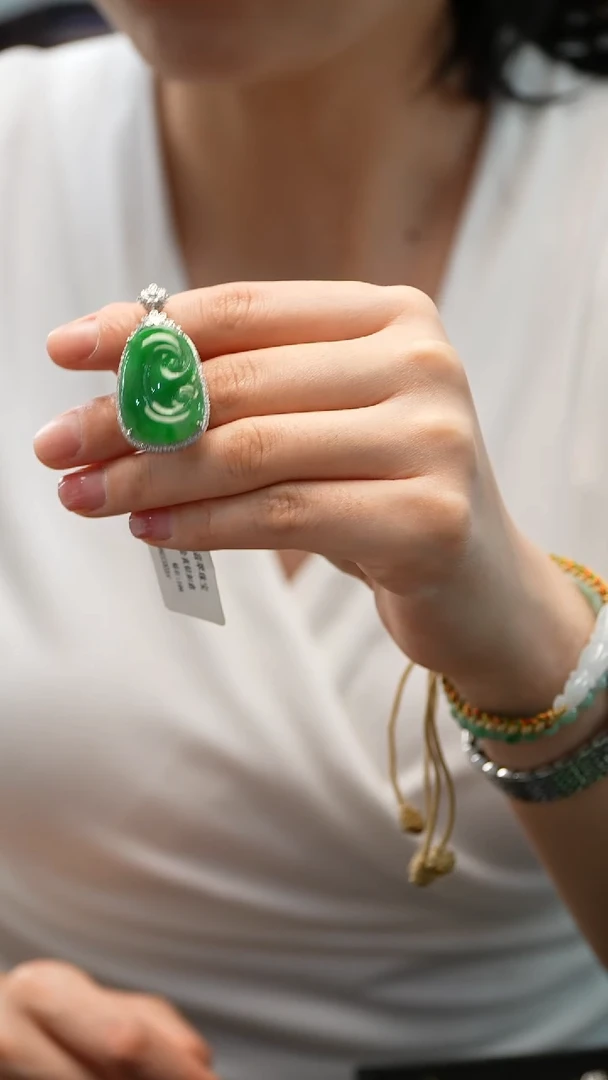 颈饰18K金镶嵌翡翠如意