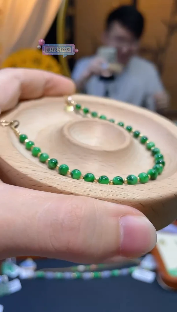 颈饰18K金镶嵌翡翠手链