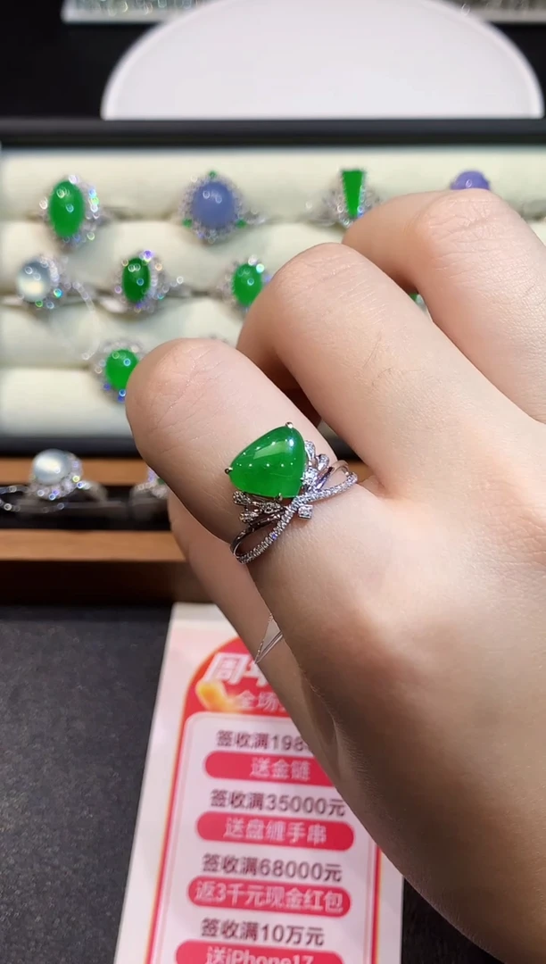 18K金镶嵌戒指翡翠多样性发其一