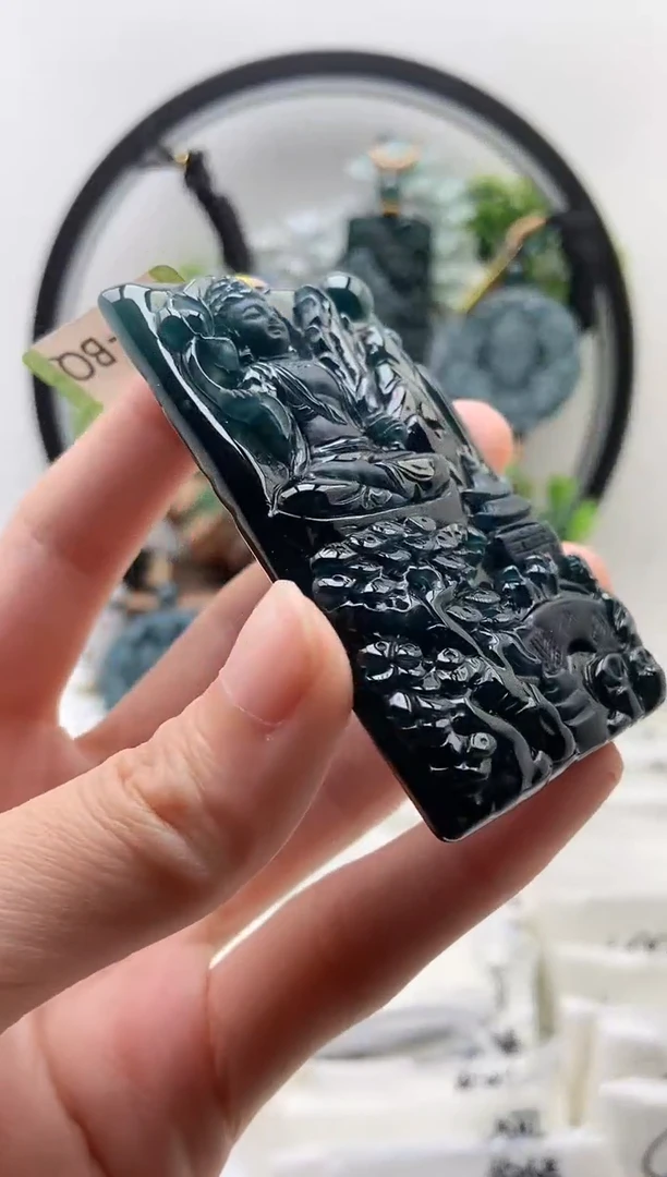 翡翠未镶嵌颈饰漂****人虚空