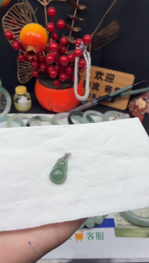 颈饰18K金镶嵌翡翠吊坠