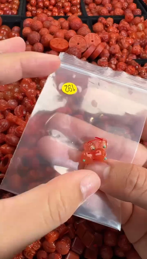 南红玛瑙未镶嵌颈饰1