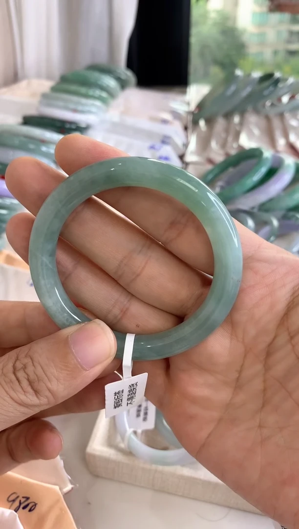 翡翠手镯未镶嵌圆条冰绿51