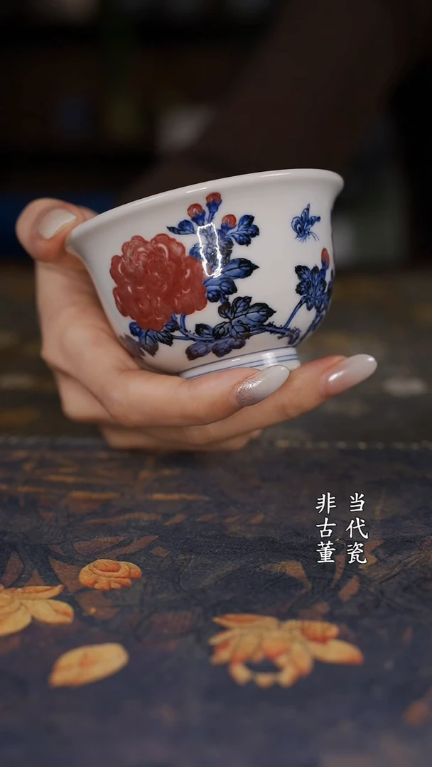 水造青花釉里红芙蓉花压手杯
