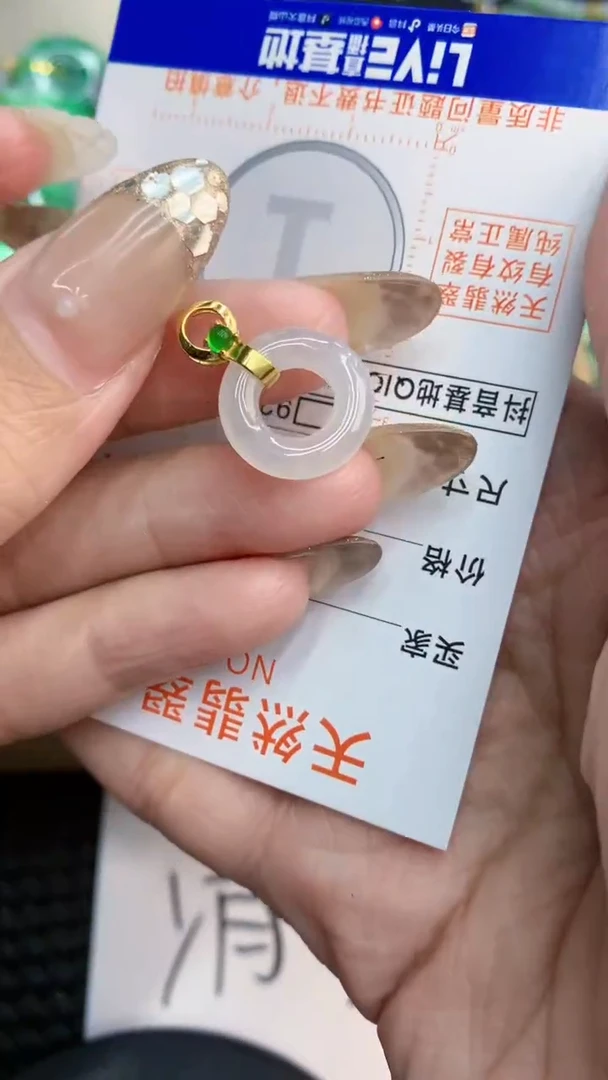 翡翠未镶嵌颈饰             1