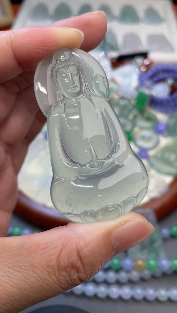 翡翠未镶嵌颈饰素衣观音