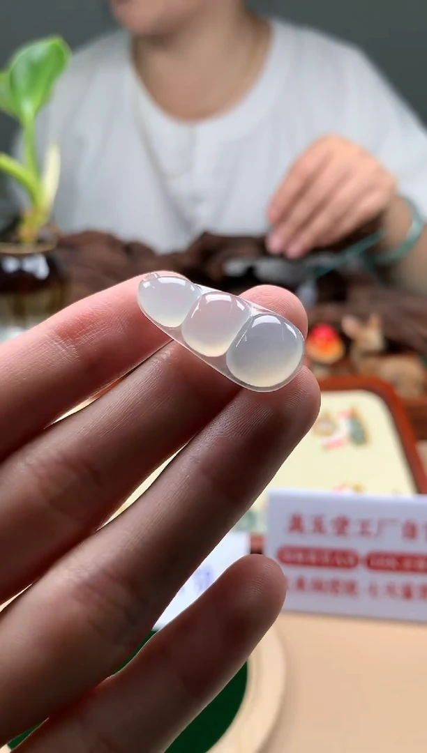 翡翠未镶嵌颈饰豆子