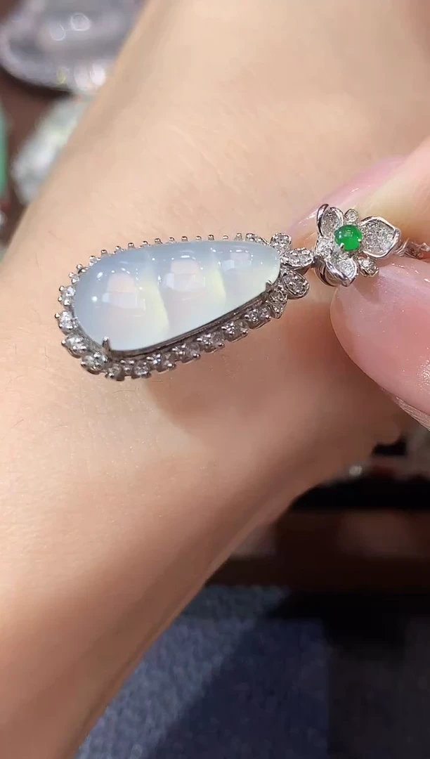 吊坠(不含链)18K金镶嵌翡翠A33