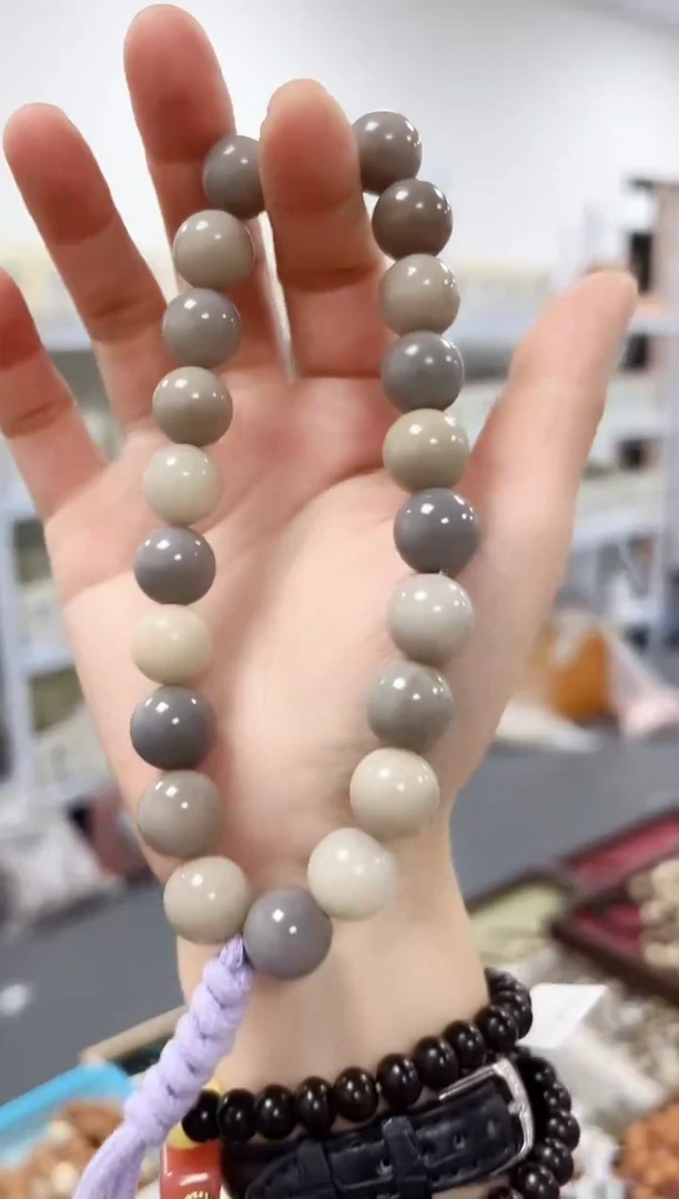 吊坠菩提根/象牙果烟紫 手持