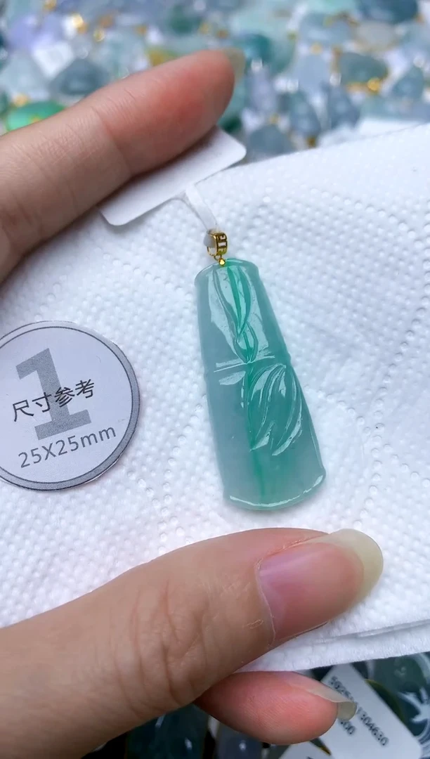 颈饰18K金镶嵌翡翠天然A货翡翠