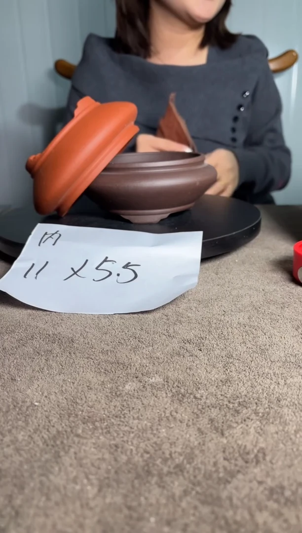 A宜兴紫砂小花盆