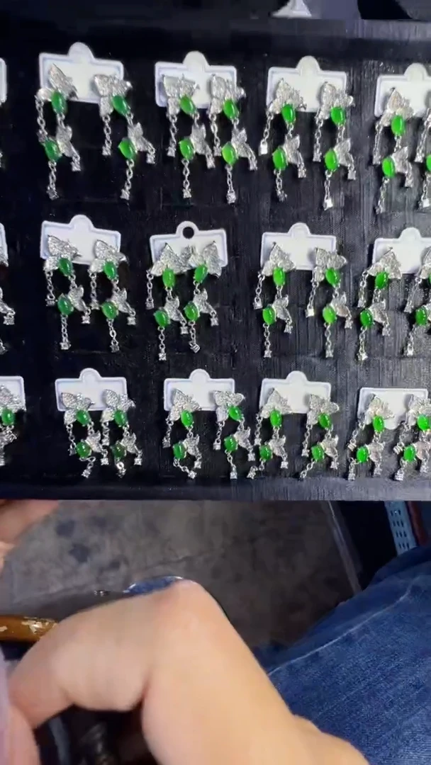 定制翡翠未镶嵌耳钉商品多样性发货1