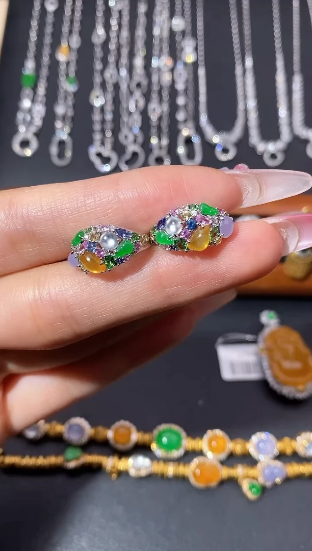 颈饰18K金镶嵌翡翠耳饰