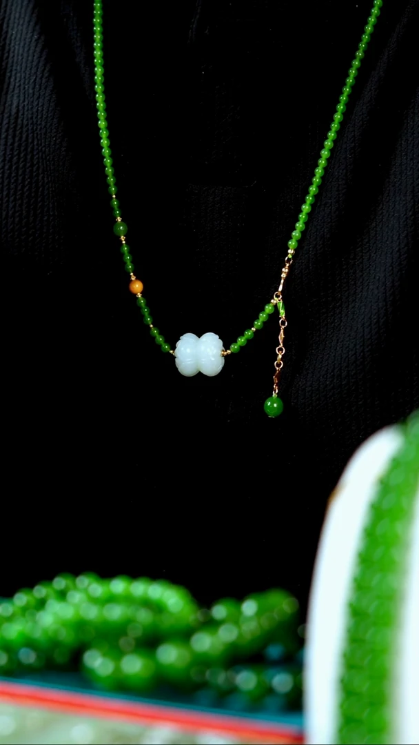 项链未镶嵌和田玉并蒂莲吊坠