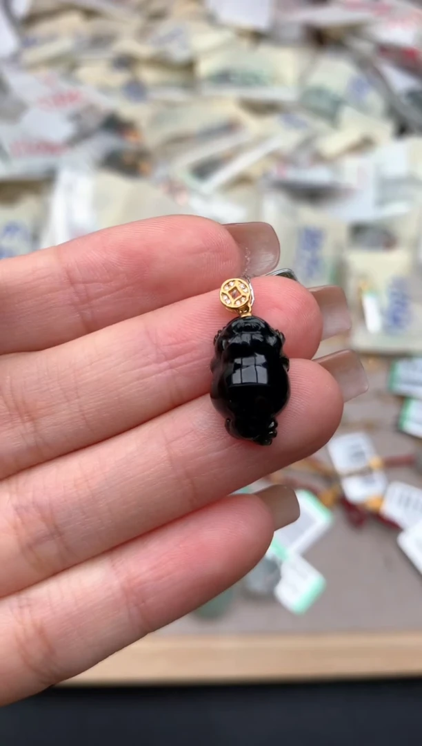 18K金镶嵌挂件翡翠一