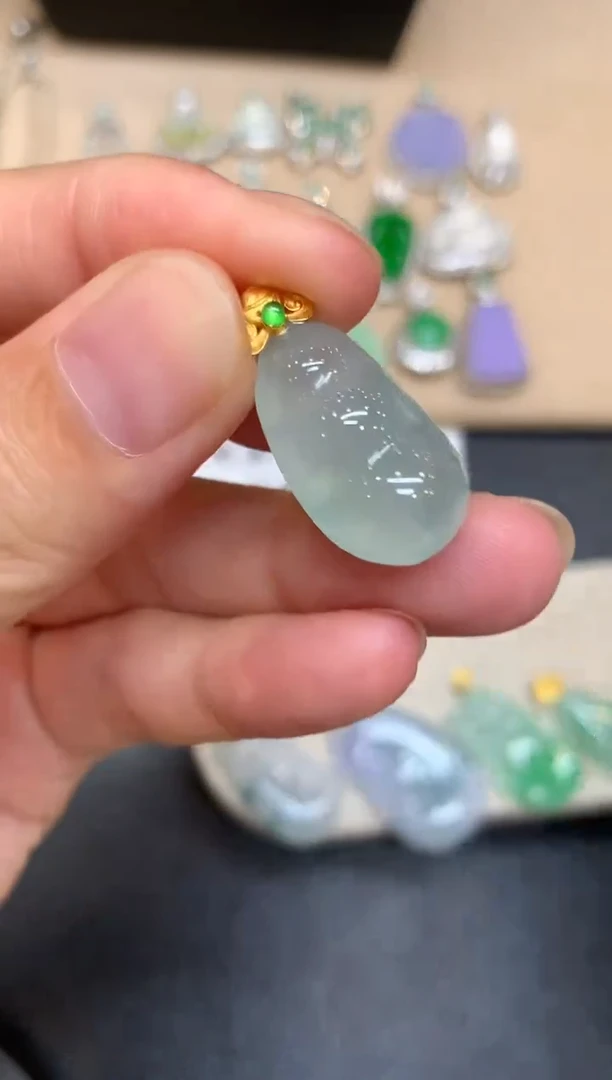 颈饰18K金镶嵌翡翠福豆【无服务费