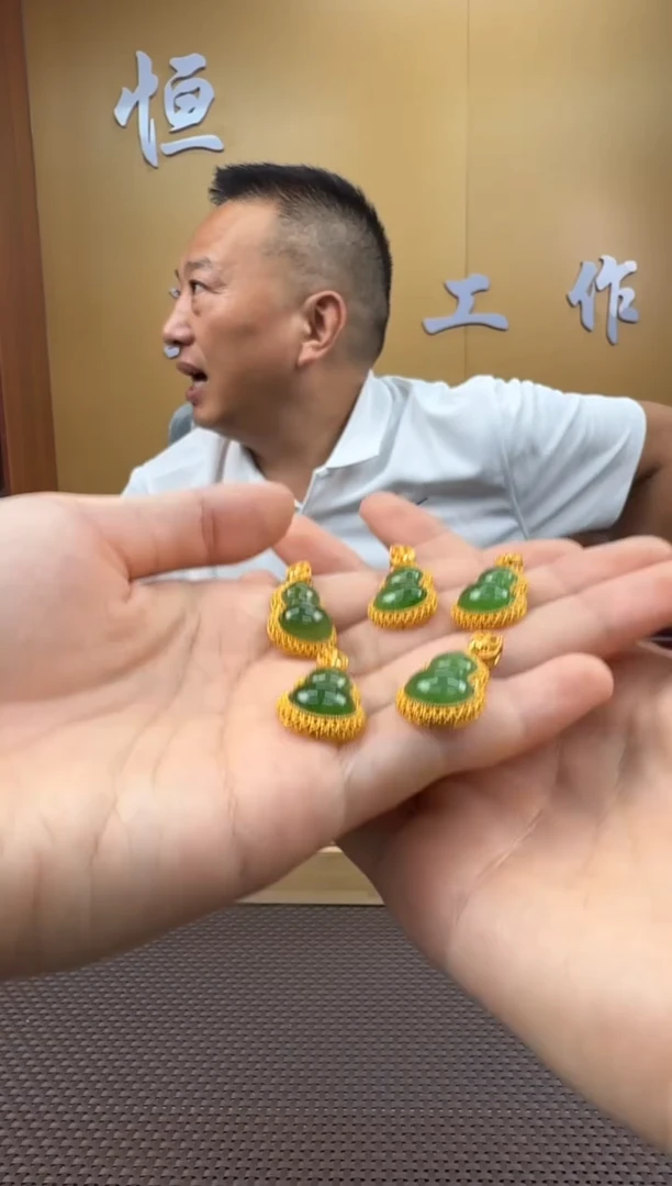 和田玉18K金镶嵌颈饰挂件（多样性，发一­）