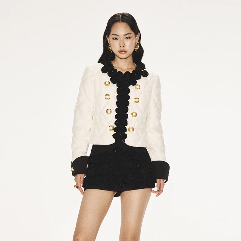 LE FAME/拉飞姆冬季新品简约玫瑰花盘绣黑白撞色羽绒服