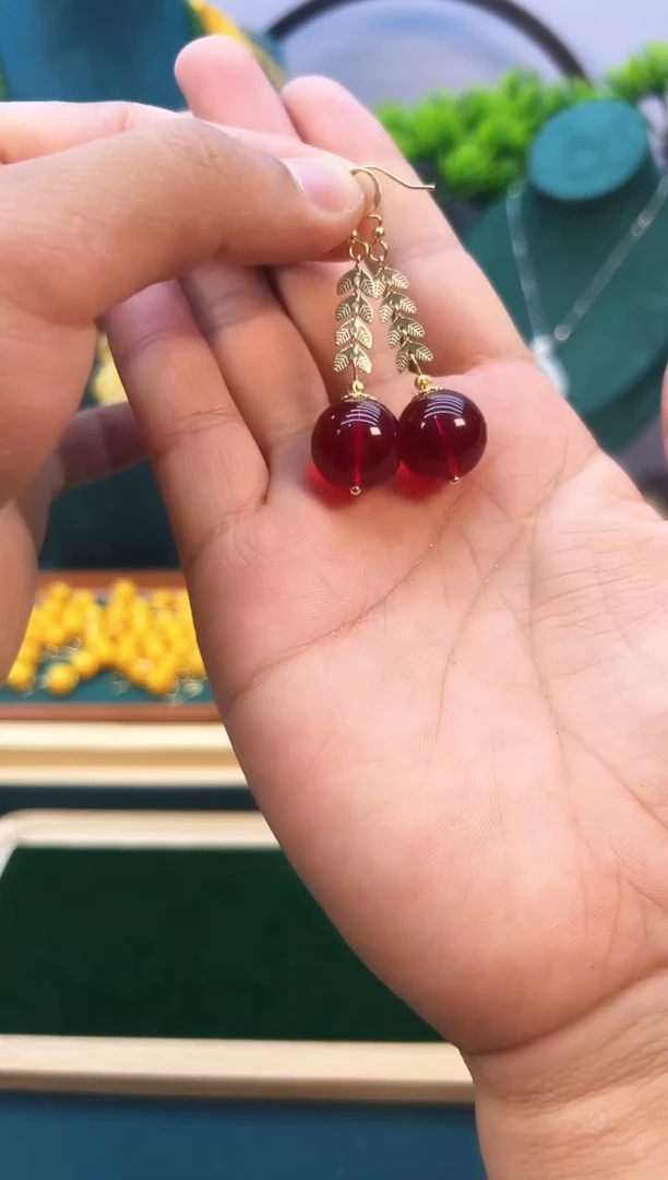 14K金镶嵌血珀耳饰E317