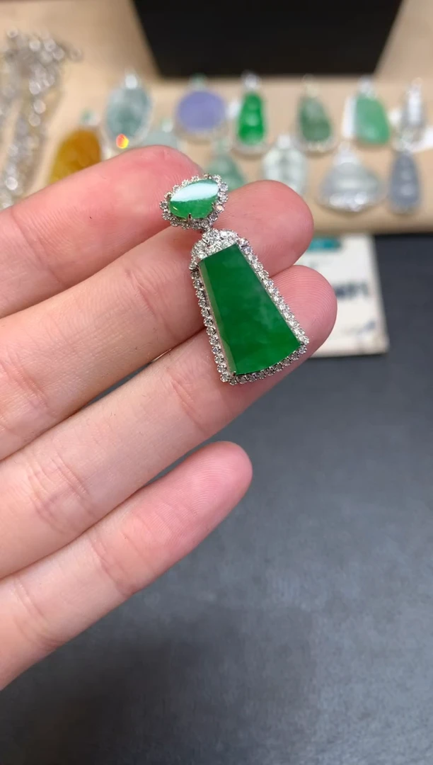 【闪购商品】翡翠颈饰18K金镶嵌无事牌【无服务费】