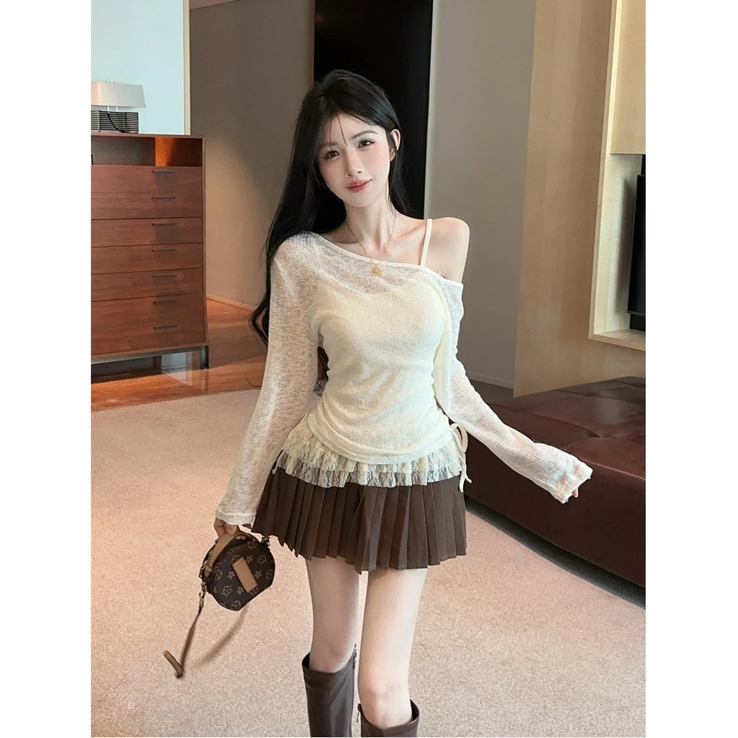 2025秋季新款韩系纯欲斜肩露肩蕾丝拼接下摆吊带罩衫两件套配短裙