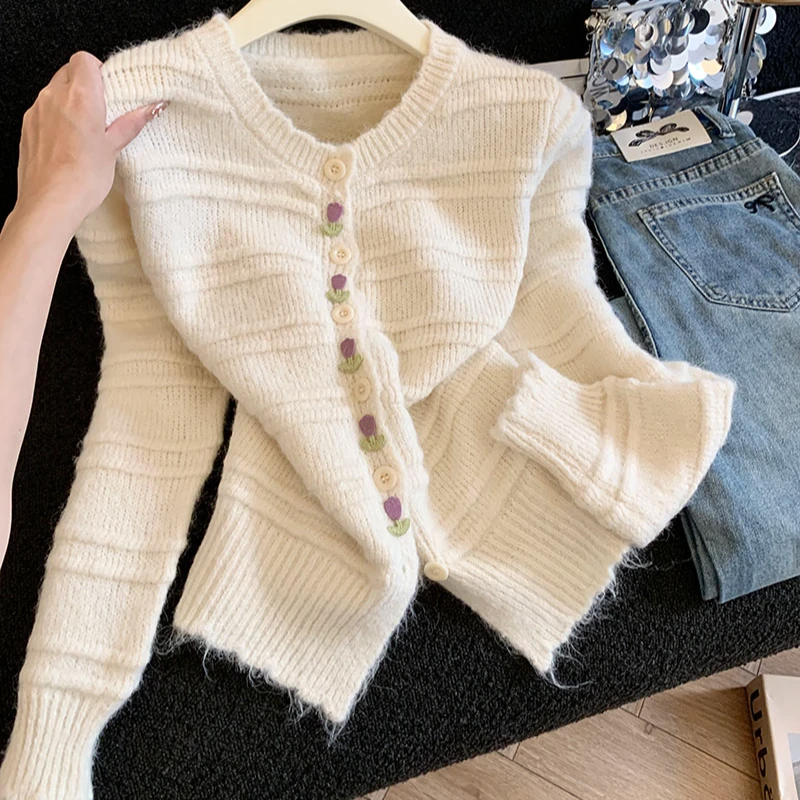 2025秋装新款小香风花朵刺绣针织开衫女时尚高级感温柔毛衣外套潮
