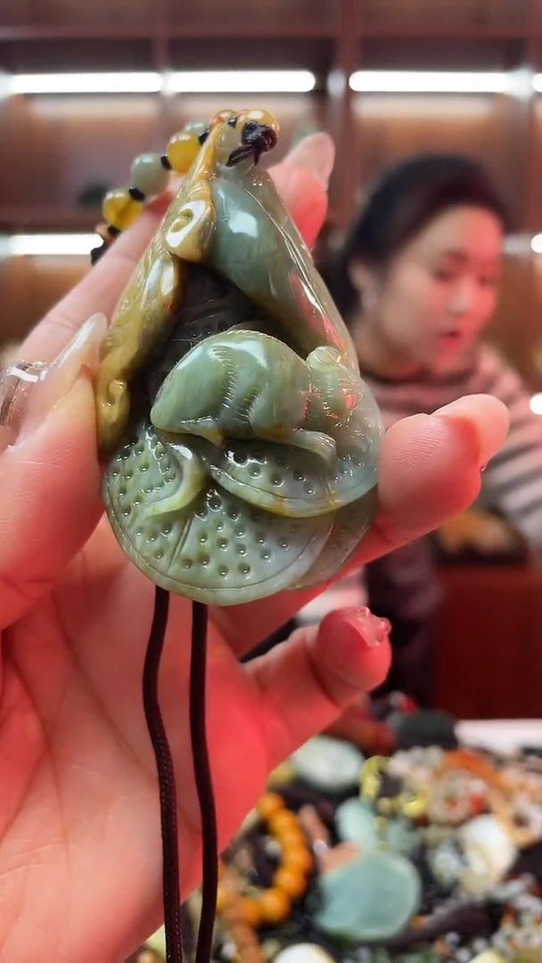 未镶嵌蛇纹石玉吊坠