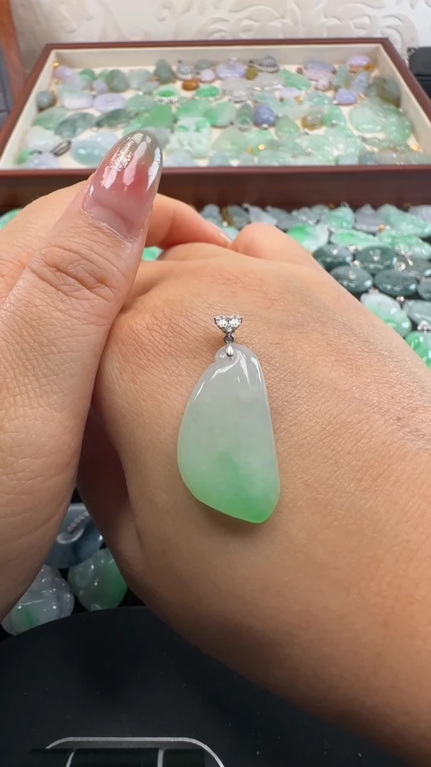 吊坠(不含链)18K金镶嵌翡翠瓜瓜